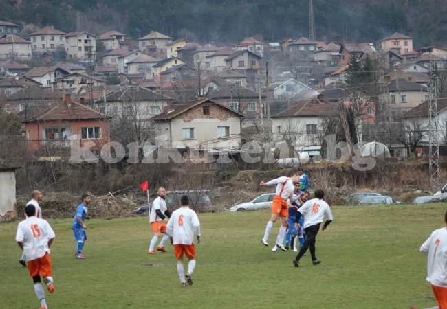 Дунав 98 загря за старта с престижна победа в Зверино 