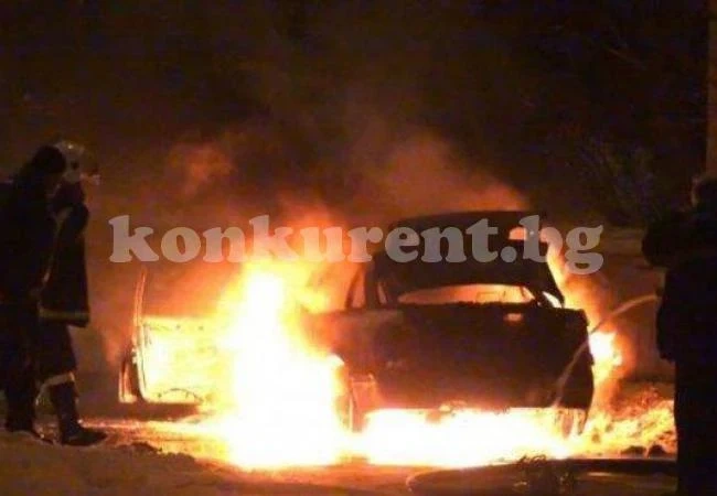 Лек автомобил горя в Мездра