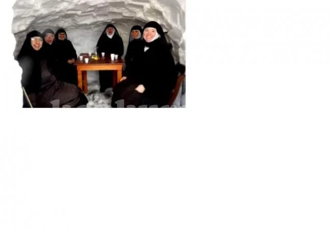 Монахини пийват вино в иглу