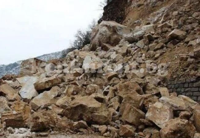 Алпинисти се борят с 10 000 тона скали, блокирали пътя между Бачково и Наречен