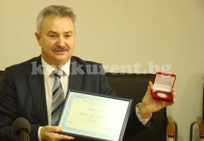 Кметът Живков с юбилеен медал на СБУ