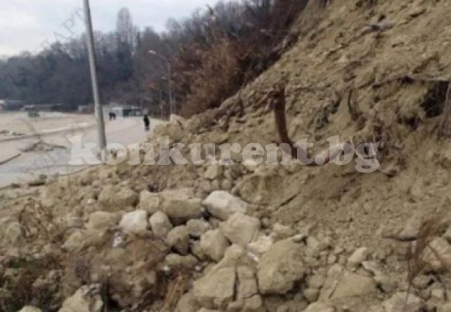 Земна маса събори подпорна стена в Зверино