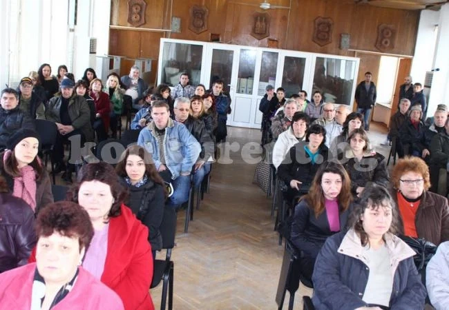 Връчиха трудови договори на 200 души по проект