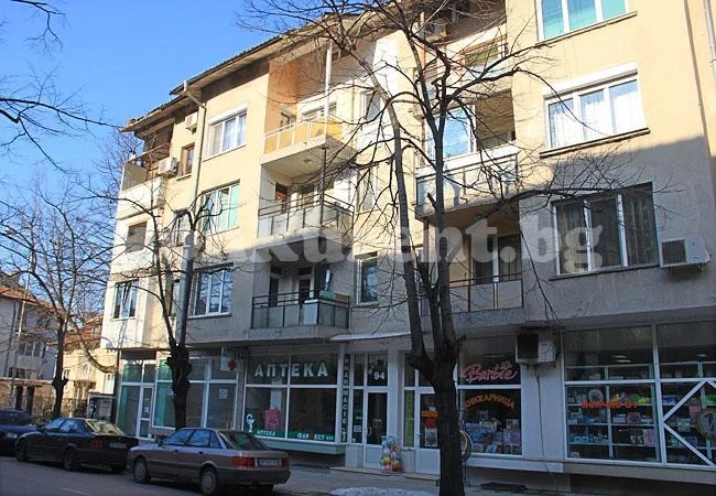 Снегът свали керемидите от покрива на кооперация във Враца