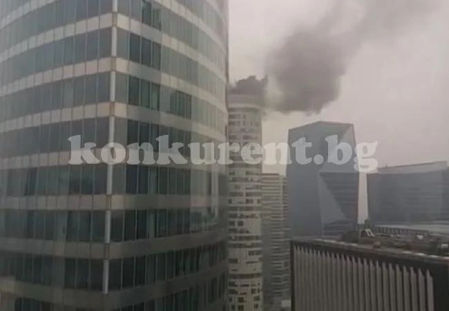 Небостъргач в Париж гори 