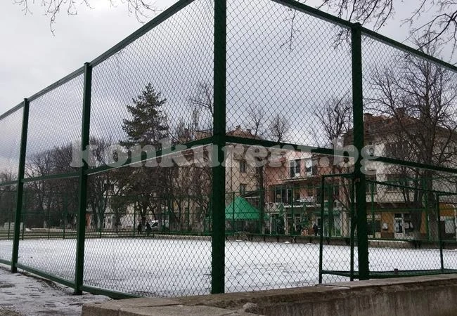 Оградиха спортна площадка в Бяла Слатина