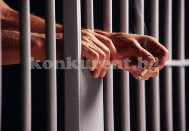 Пиянде влиза в затвора, погнал двама полицаи с вила