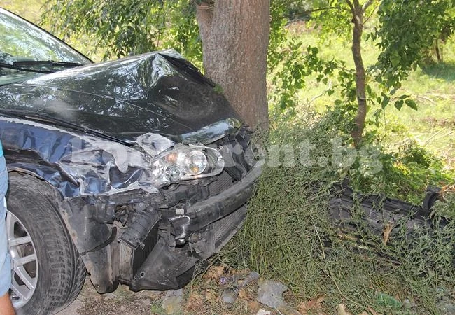 Лек автомобил се заби в дърво в Лом