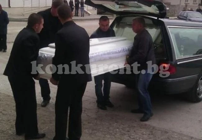 Милен Добрев в бял ковчег и със златния медал от Олимпиадата