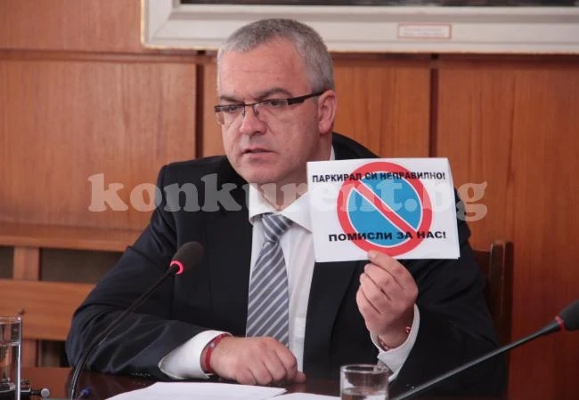 Кмет и ученици в акция срещу неправилното паркиране във Враца 