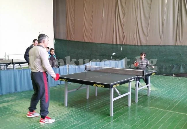 Тенисисти играха благотворително в помощ на пенсионери