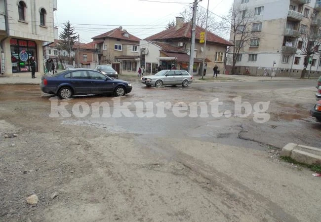Вода извира на площад \