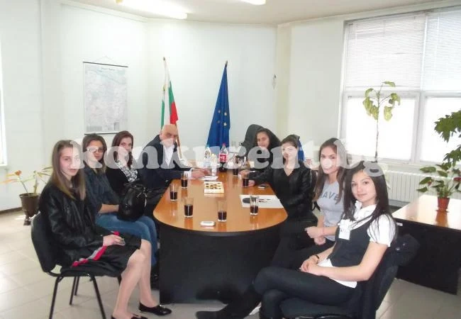 Седем дами смениха за ден шефа на НАП във Враца