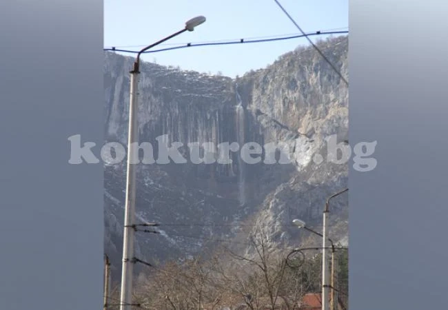 Вижте пълноводния водопад Скакля
