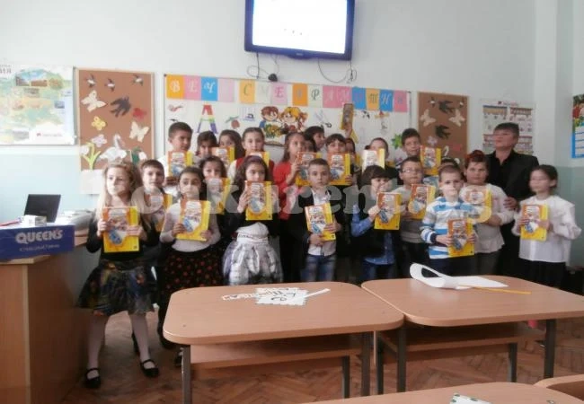 Първолаци пяха и танцуваха за празника на буквите