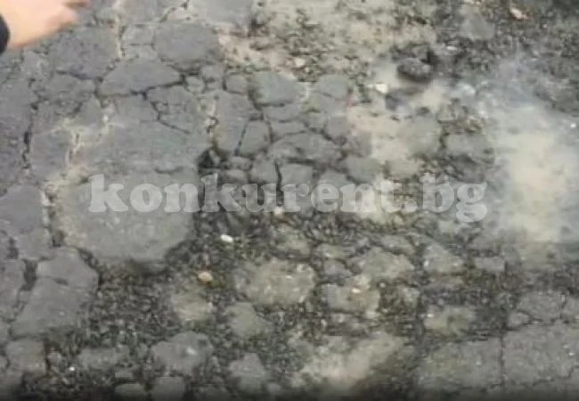 Студентка в кома заради дупка на пътя