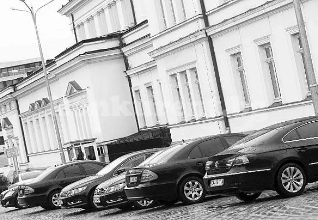 Депутатите слизат от лимузините за вота