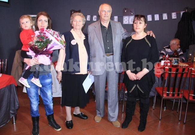 Мария и Коста Ценови събраха роднини и приятели на троен празник