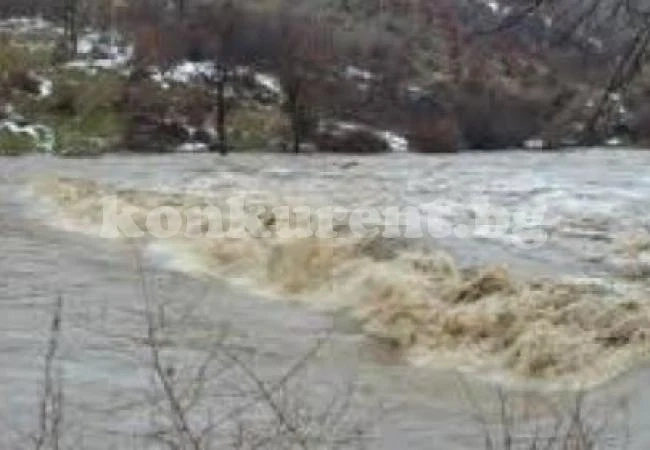 Водата приижда: Места скъса дига до Гоце Делчев, Струма напъва край Струмяни