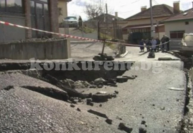 Две села в паника, къщите потъват!