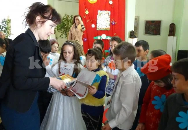 Първокласници от Криводол се разделиха с буквара