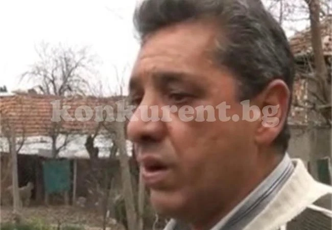 Мъж от Монтана запълва дупки по улиците с кал и боклуци