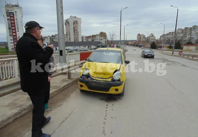 Две коли се удариха при надлеза на КАТ във Враца
