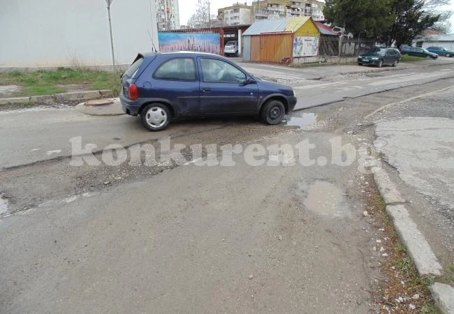 Огромни дупки зейнаха по пътя за КАТ - Враца