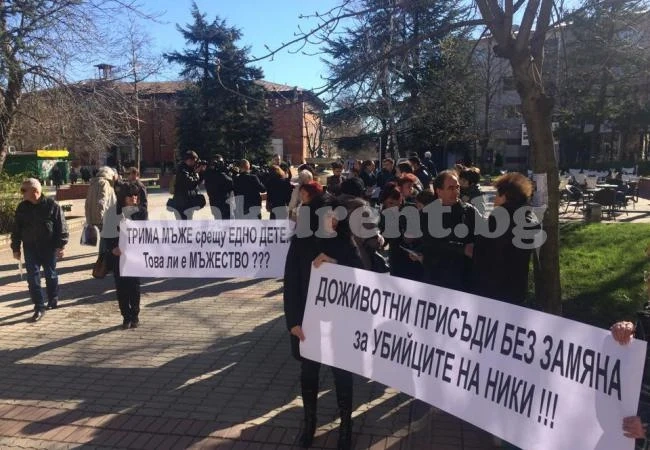 Десетки запалиха свещички за Ники пред съда във Враца