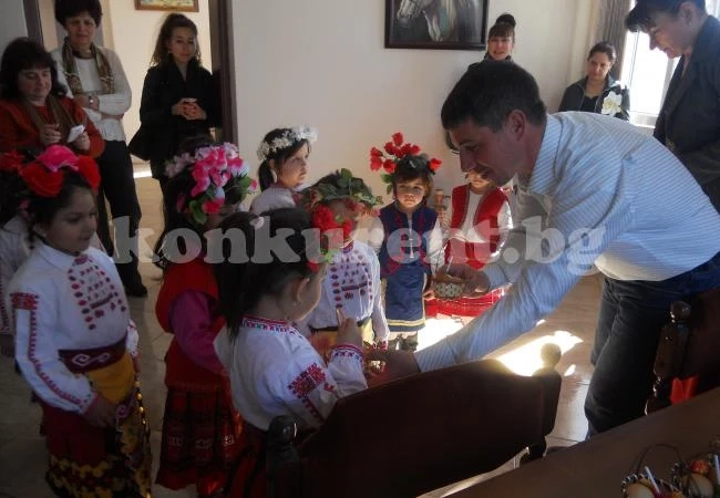 Лазарки поздравиха кмета на Бутан