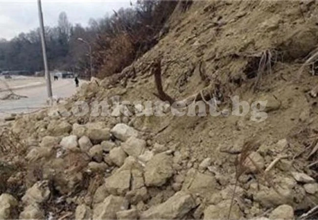 Свлачище затвори път край Роман