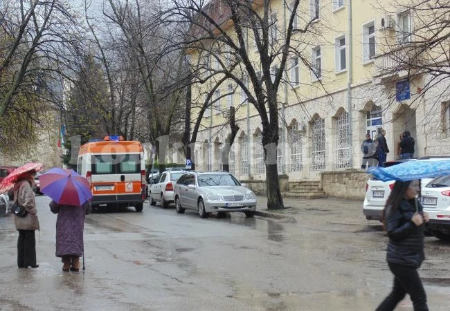 Лекари спасяват полицай на работното му място