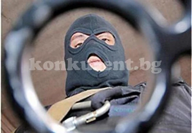 Бандити нападнаха жена в дома й, свиха 3 000 лева 