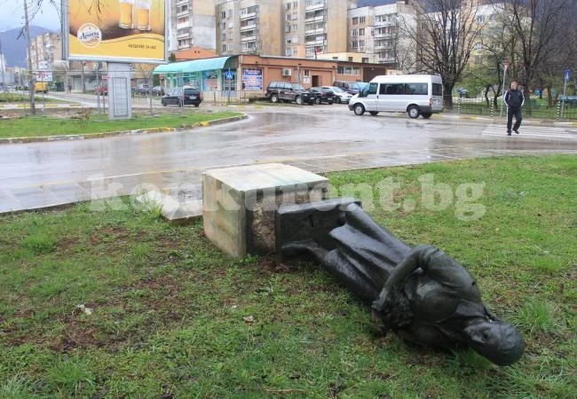 Първо в \