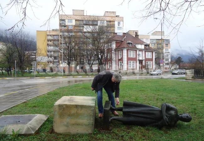 Общината прибра статуята на Жътварката