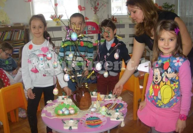 Хлапета от „Щастливо детство” изработиха украса за Великден