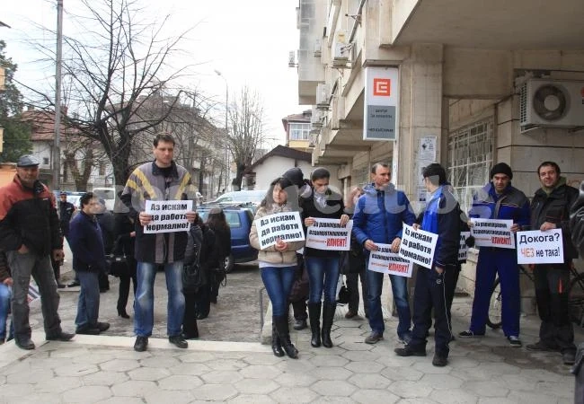 50 бизнесмени от Враца протестираха пред ЧЕЗ