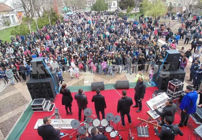 Десетки празнуваха Деня на ромите в Бяла Слатина
