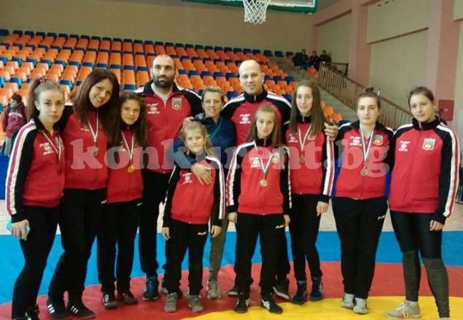 Състезателки по борба обраха медалите в Сливен