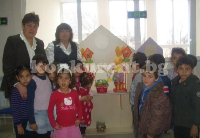 Хлапета от Три кладенци се забавляваха и хапнаха лакомства