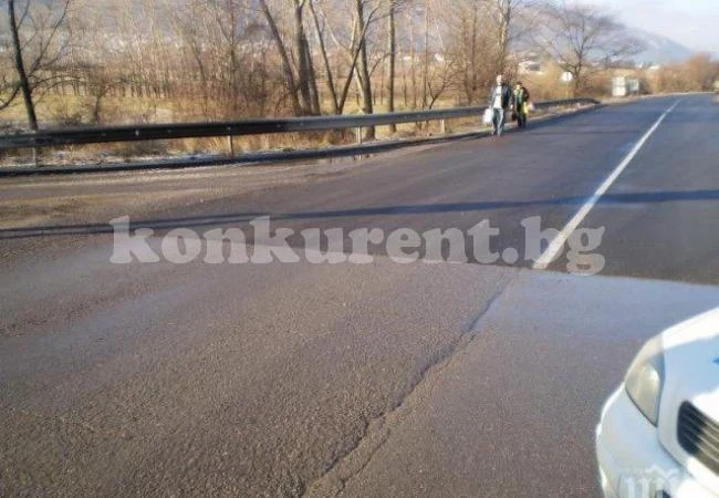 Безработни се разхождат по чисто нов асфалт