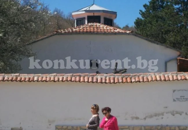 Екстрасенси черпят енергия в храма на Златолист