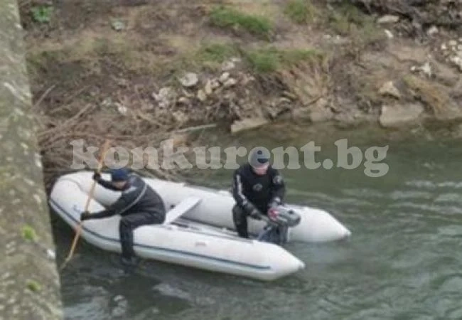 Водолази търсят ученика, който скочи в Струма