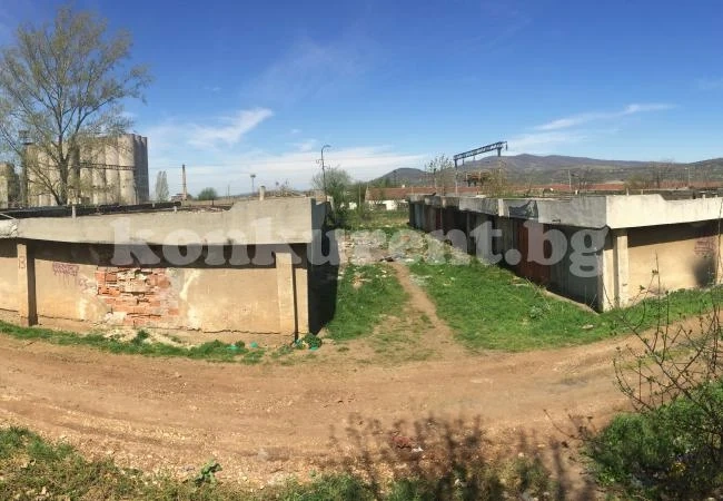 Бездомници мрат от мизерия в запустели гаражи
