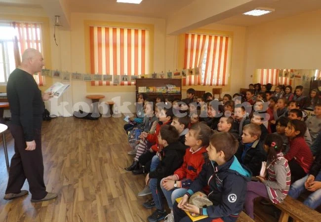 Карикатурист и писател се срещнаха с малчугани от Мездра