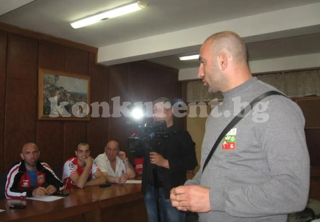 Дебелия балет, М 2000, Казанова и компания спорят за купа в Мездра