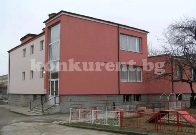 Спират хлапета от забавачка заради лелки ромки