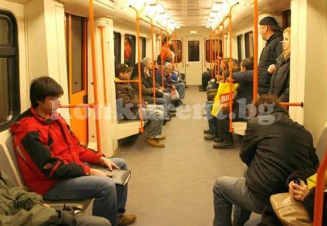 Агресивен контрольор в метрото влуди социалните мрежи