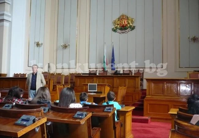 Депутатът Тошев посрещна ученици от Видин в Парламента