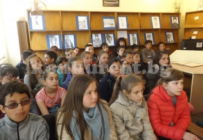 Хлапета учиха за флората и фауната в маратона на четеното